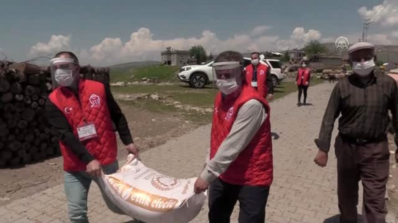 Civcivlerin yem ihtiyacını Vefa Sosyal Destek Grubu giderdi