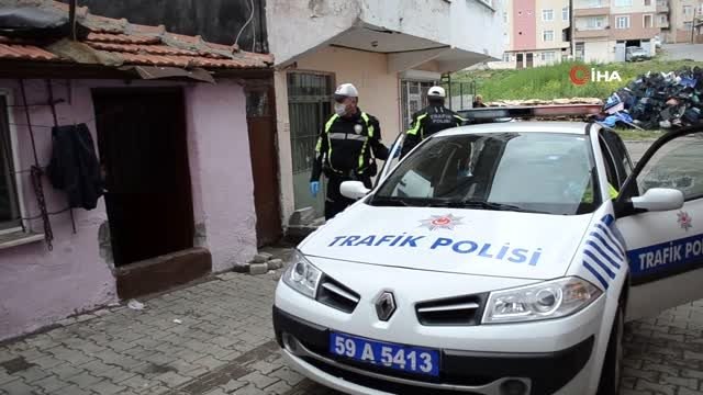 Polis ekipleri çocuklar için kapı kapı gezip hediye dağıttı