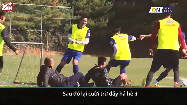 HLV Park Hang-seo trêu Công Phượng trên sân tập