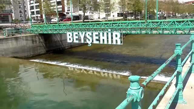 Beyşehir Gölü'nden kanala akan balıkların tersine yüzme çabası ilginç görüntü oluşturdu