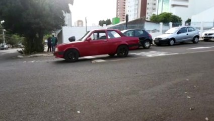 Chevette e moto batem em cruzamento no Centro