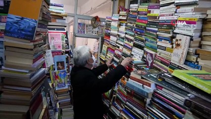 Günlerini 33 metrekarelik dükkanda 40 bin kitap arasında geçiriyor