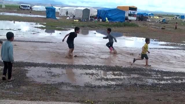 Mevsimlik işçilerin çadırları sular altında kaldı