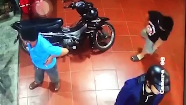 Người đàn ông nhặt 200.000 đồng nhanh tay bỏ túi, mặc bé trai khóc nức nở tìm