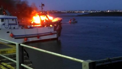 Dos heridos tras incendiarse un barco en el puerto de Isla Cristina