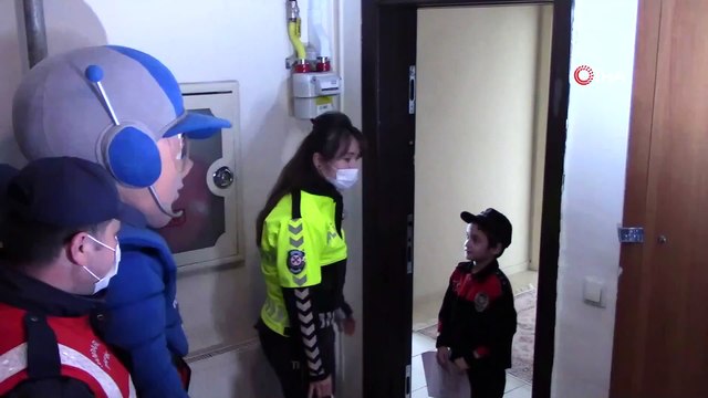 Polis ekipleri evden çıkamayan çocuklara hediye dağıttı