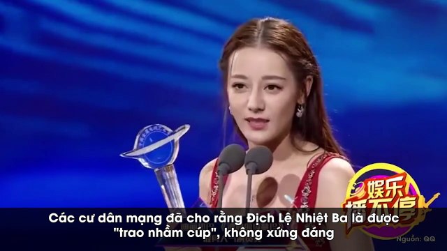 Lộ Clip Địch Lệ Nhiệt Ba bật khóc tại sân bay vì bị CĐM chỉ trích việc nhận cúp vàng Kim Ưng
