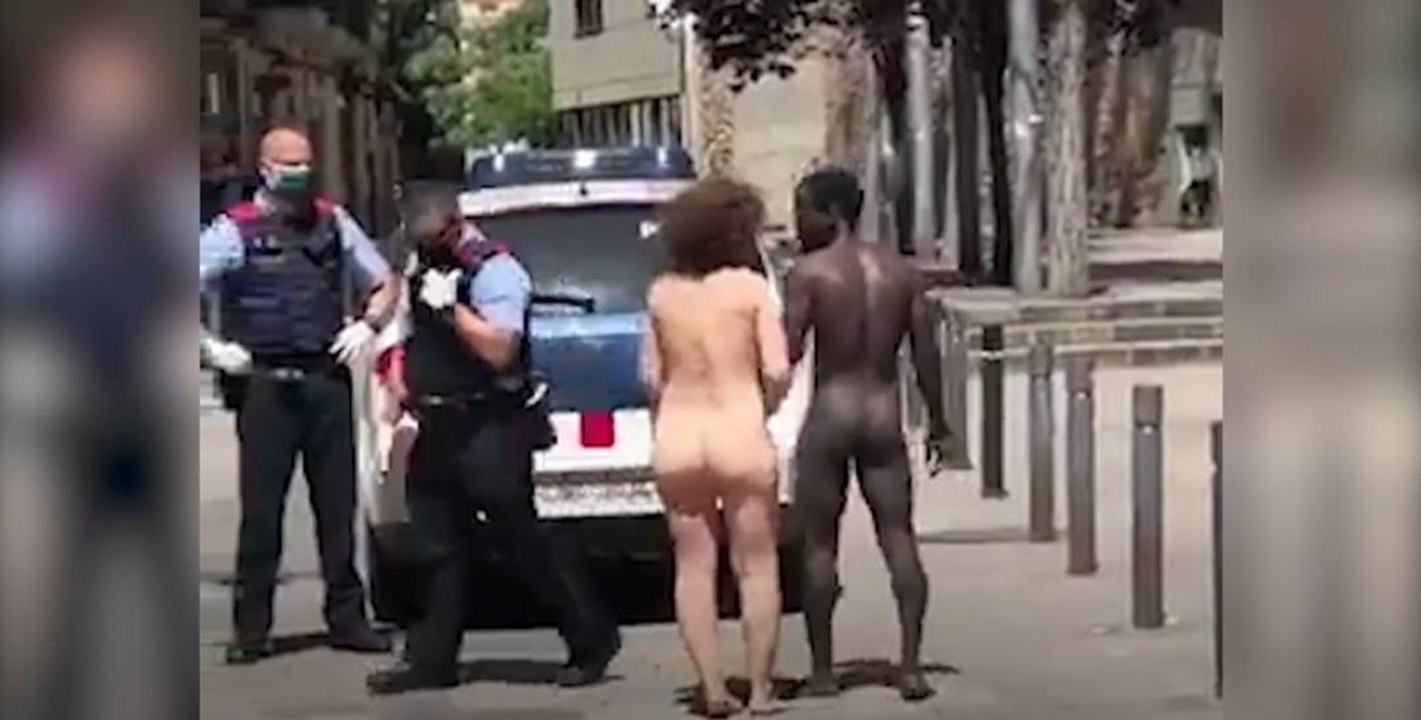 Desnudos andando por Barcelona