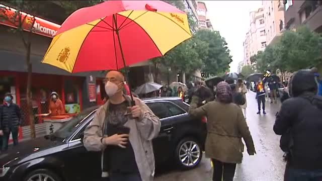 Decenas de personas se concentran cada tarde en el barrio de Salamanca para protestar contra el Gobierno