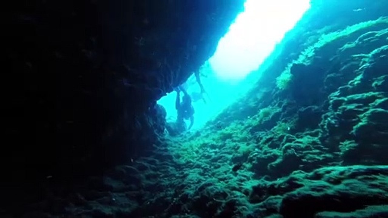 Amazing Underwater Footage - Divers Underwater - Free HD Stock Footage