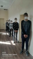 Girdikleri evlerde ziyafet çeken hırsızlık şüphelilerini bıraktığı deliller yakalattı