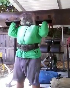 Ce bodybuilder tente une soulever de terre un peu trop ambitieux