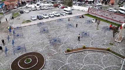 10 bin maske bariyerle sosyal mesafe önlemi alınarak dağıtıldı