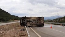 Devrilen turşu yüklü kamyonetin sürücüsü yaralandı