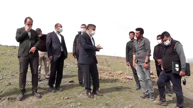 Erciş'te ceviz ve badem fideleri toprakla buluşturuldu