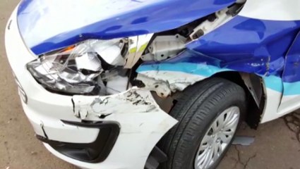 Carros se envolvem em acidente na Rua Souza Naves, no Parque São Paulo