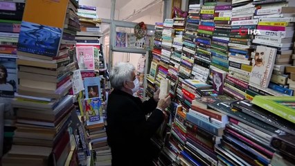 Günlerini 33 Metrekarelik Dükkanda 40 Bin Kitap Arasında Geçiriyor
