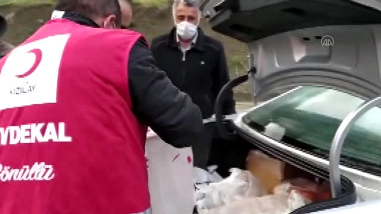 Heyelan nedeniyle yolda kalan şoförlere Türk Kızılay'dan iftar