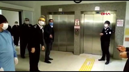 SİLİVRİ'DE KORONAVİRÜSÜ YENEN DOKTOR ALKIŞLARLA TABURCU OLDU