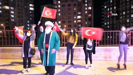 Yozgat Valiliği ‘balkon etkinliği’ ile vatandaşları eğlendiriyor