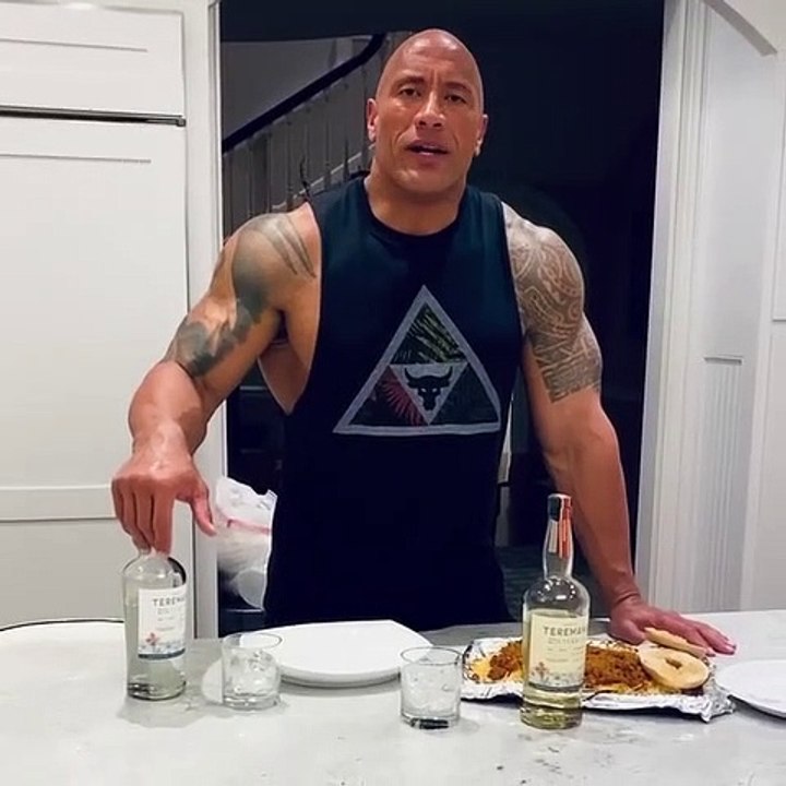 The Rock tomando un trago de tequila antes del lanzamiento