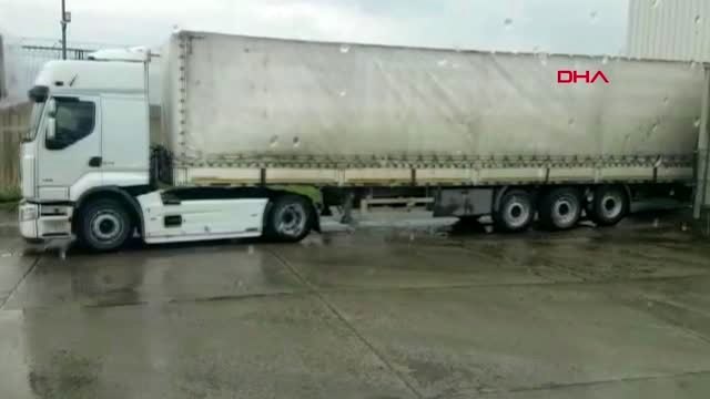 Gürbulak Sınır Kapısı'nda bekleyen tırların giriş işlemleri tedbirli olarak başladı-2.