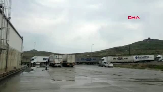 Gürbulak Sınır Kapısı'nda bekleyen tırların giriş işlemleri tedbirli olarak başladı-3.