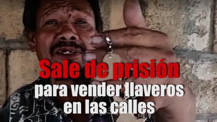Sale de prisión para vender llaveros en las calles