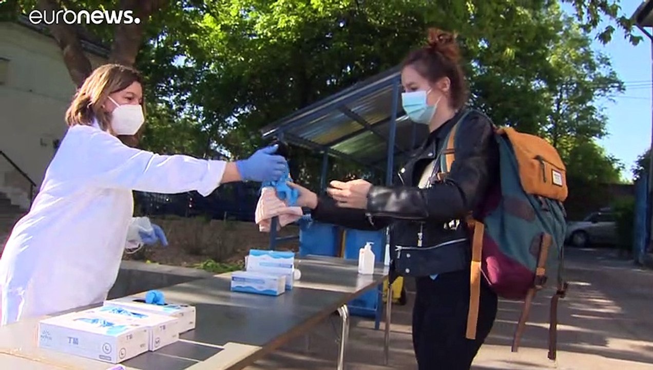 Abiturstress 2020: Mit Schutzkittel und Maske