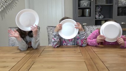 Sophia, Isabella e Alice Saboreando Bolachas Doces