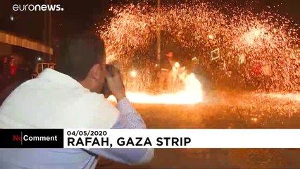 شاهد: ألعاب نارية اقتصادية وغير اعتيادية احتفالاً برمضان في غزة