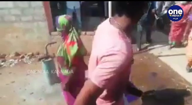 ರೊಚ್ಚಿಗೆದ್ದ ಮಹಿಳೆಯರಿಂದ ಬಾರ್ ಗಳ‌ ಮೇಲೆ ಕಲ್ಲು ತೂರಾಟ | Oneindia Kannada