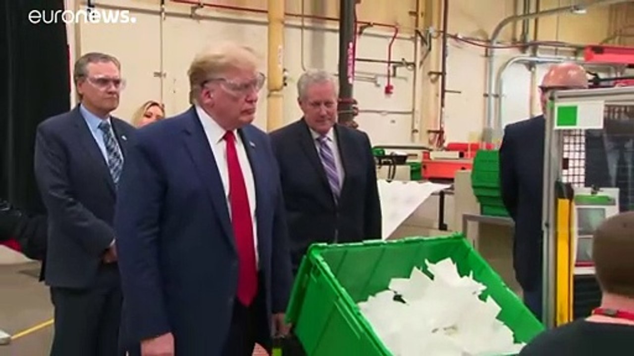VIDEO: Trump (73) ohne Maske in der Maskenfabrik