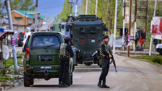 Top Hizbul commander trapped in Kashmir encounter