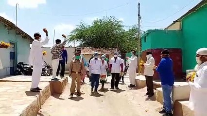 मंदसौर: कोरोना योद्धाओं का पुष्प वर्षा कर किया स्वागत
