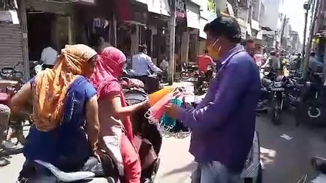 हुनरमंद हाथ चला रहे फल, सब्जी का ठेला