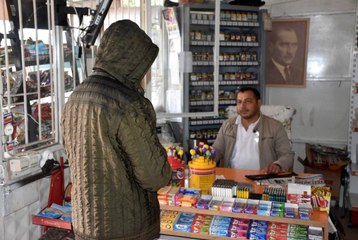 "Bir çay söyler misin?" dedi ve mahallenin bakkal borcunu sıfırladı