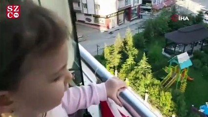 2,5 yaşındaki minikten sokakta dolaşanlara ilginç tepki