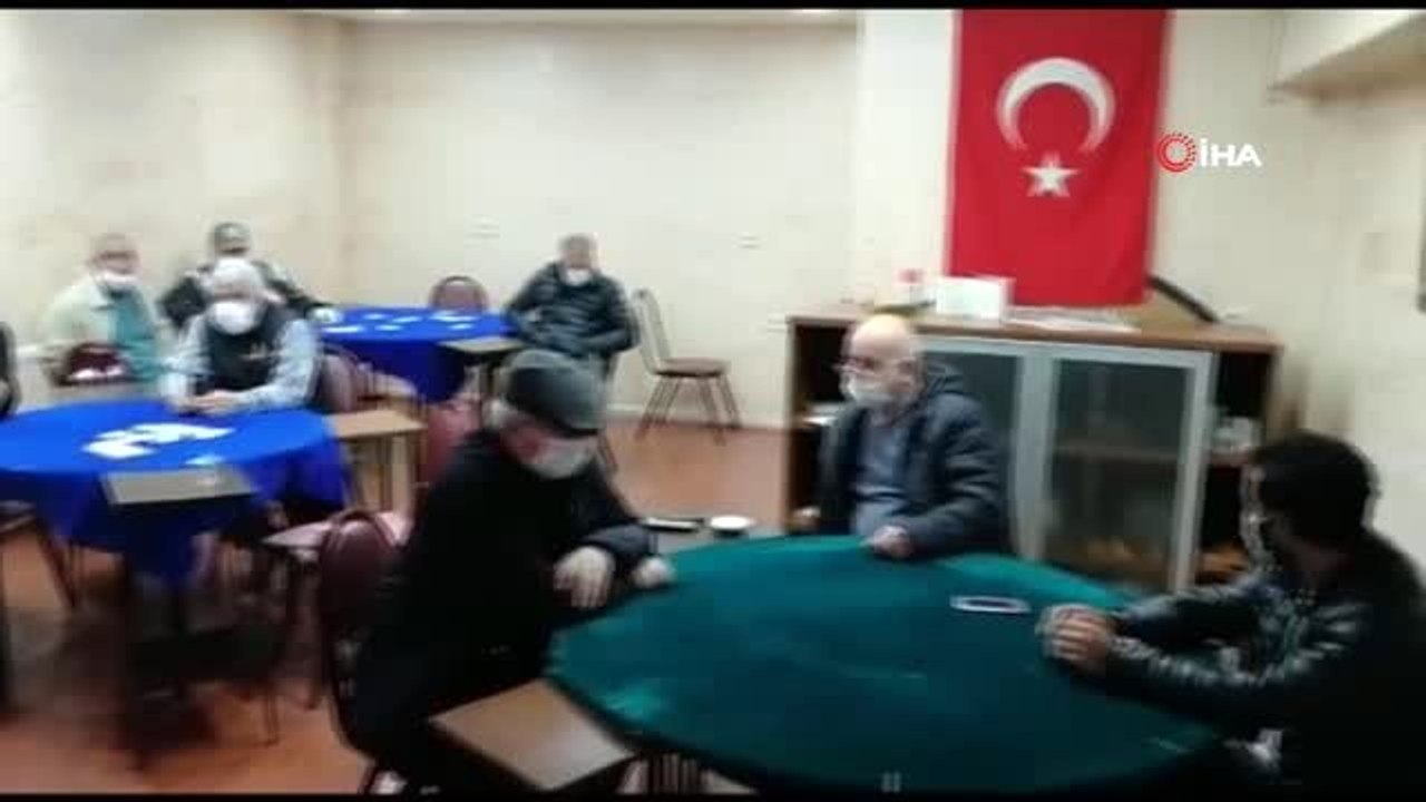 Korona virüse rağmen kıraathanede kumar oynayan şahıslara polis baskını