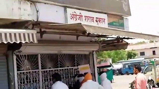 Liquor shops open long line, see video ...