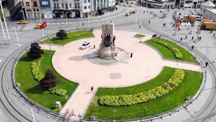 Bakan Koca Taksim’de dikkat çeken yoğunluğu yorumladı: 'Bir kareye bu kadar insan girmesi için çok erken'