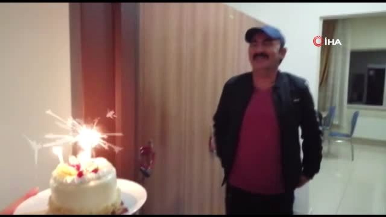 Karantinadaki vatandaşa 'doğum günü' sürprizi