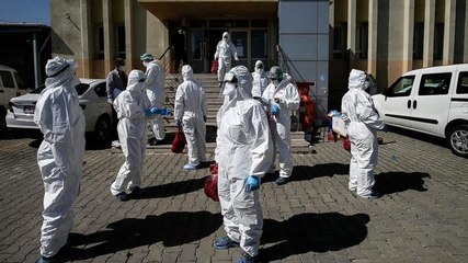 Koronavirüs salgını başladığında "Hemen biter" diyenler şimdi "Uzun sürecek" diyor