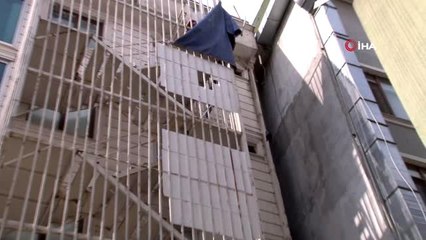 Pendik'te dehşete düşüren görüntü: Kargayı boynundan iple astılar