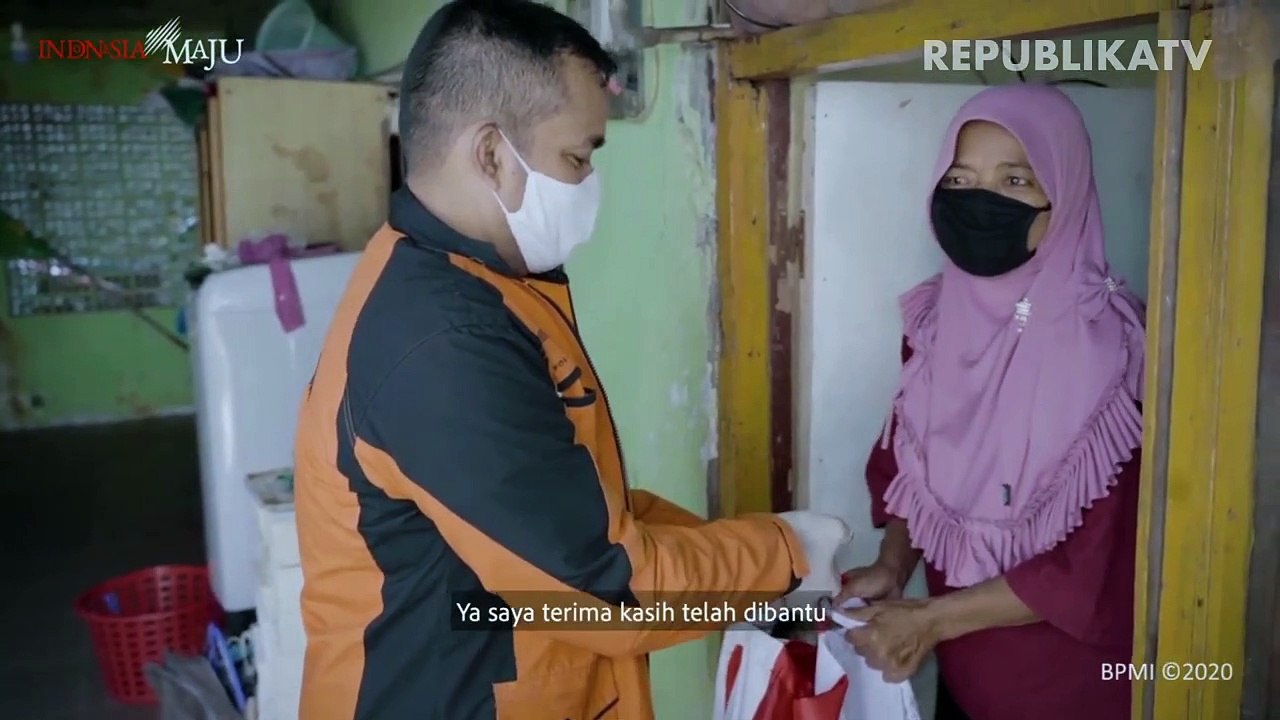 Sejumlah petugas saat mendistribusikan Bantuan Sosial (Bansos) Presiden di kawasan Kebon Jeruk, Jakarta.