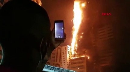 Gökdelende çıkan yangın böyle görüntülendi