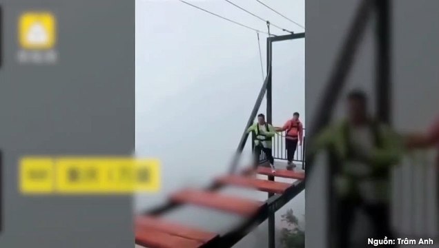 Thoát chết trong gang tấc, nam du khách tái mặt khi vừa đáp cánh thì dây an toàn bung khỏi người