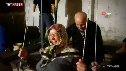 'Evde kal'an yaşlı çiftin salıncak keyfi