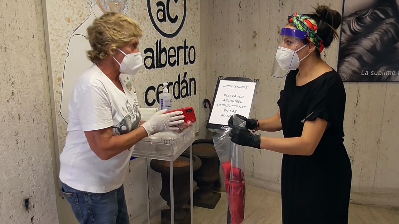 Chelo García Cortés muy protegida en la peluquería