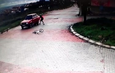 Uşak'ta dehşet anları: Bisikletli iki genç, otomobilin altında girdi